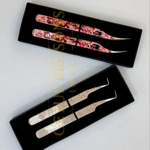 Extensiones de pestañas de volumen con revestimiento de papel de verano de 10 mm, antiestáticas, antimagnéticas, de acero inoxidable, con forma de botín de 90 grados para muñecas Brat. - Product Image 1