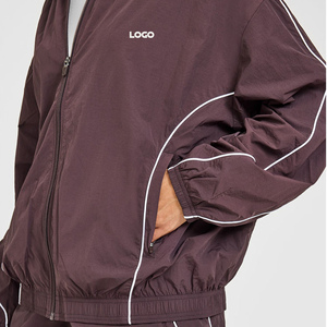 Conjuntos de Dos Piezas de Nailon con Logotipo Bordado Personalizado para Mujer, Chaqueta con Cremallera de Manga Larga y Pantalones Cortos Deportivos de Moda del Fabricante - Product Image 5