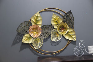 Sculpture murale abstraite en disques métalliques superposés |   Assiette murale ronde en métal doré et vert, motif lotus, artisanale, pour décoration intérieure de luxe - Product Image 5
