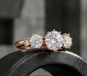 Élégante bague de fiançailles pour femme en or plaqué 18K 14K avec 5 pierres Solara de 1 carat, diamant de laboratoire taille brillant rond - Product Image 1