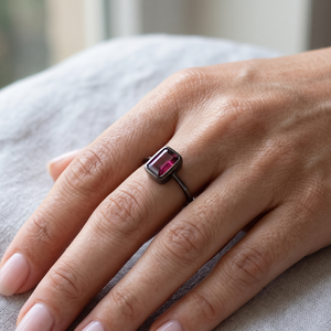 Anneaux unisexes tendance en argent 925 avec tourmaline rose naturelle sertie en clos, plaqués rhodium noir, Memoria Jewels - Product Image 5