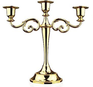 Élégant candélabre doré à cinq branches avec de longues bougies coniques et des bras décorés de motifs raffinés, disponible à prix de gros. - Product Image 3