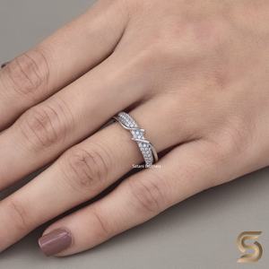 Anillo de Moissanita de Oro Sólido de 18K con Diseño Abierto, Banda Apilable Minimalista con Espiral Cruzada, Joyería para Mujer - Product Image 4