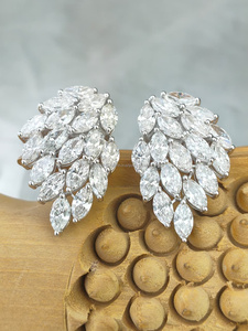 Boucles d'oreilles en diamant taille marquise en or blanc, au design élégant et raffiné, avec un éclat brillant et un attrait de luxe moderne et raffiné. - Product Image 2