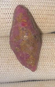 หินหยาบทับทิมธรรมชาติ26กะรัตจาก Kenya femos John ซาอูลเหมือง - Product Image 4