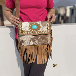 Elegante bolso de cuero de vaca con flecos con piedra turquesa Multi-Uso Bohemio Sling Bag Venta caliente Bolso con cierre de cremallera - Product Image 1