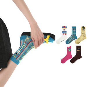 Calcetines de media pantorrilla divertidos y modernos para mujer con orejas 3D de dibujos animados de cachorros, al por mayor - Product Image 3