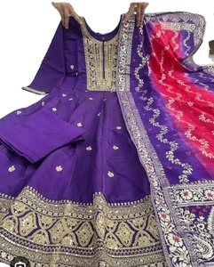 Robe de mariée ethnique indienne très vendue pour l'hiver, style Anarkali, broderie lourde, travail de sequins, Salwar Kameez, coupe ajustée, tenue de soirée - Product Image 2