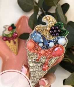 Elegante Broche Bordado a Mano con Cuentas para Amantes de la Moda, Broche Artístico con Bordado Floral y Adornos de Cuentas Finas - Product Image 2