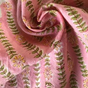 ผ้าฝ้ายพิมพ์ลายด้วยมือ – ลายดอกไม้สีชมพูอ่อนและลายใบไม้แนวทแยง |   ผ้าฝ้ายอินเดียขายส่ง - Product Image 3