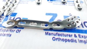 Placa Clavicular Anterior de Acero Inoxidable de Alta Calidad con Bloqueo Superior, 4, 6, 8 y 10 Orificios y Tornillos, SS 316L-88 Piezas ORTHO ZE-00032 - Product Image 1