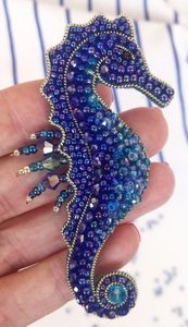 Broche artístico bordado a mano con cuentas de cristal, un regalo perfecto para mujeres y coleccionistas. - Product Image 4