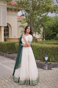 Conjunto de Lehenga Choli de Viscosa Jacquard Premium para Mujer, Marca Onam, con Dupatta en Contraste - Product Image 2