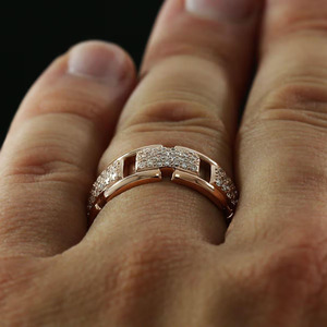 Anillo de compromiso y boda de moissanita de corte redondo, plata de ley 925, engaste pavé, estilo Iced Out, anillo ancho de lujo para él - Product Image 3