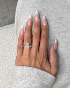 Ensemble de bague de fiançailles avec diamant de laboratoire ovale de 3 carats _ Pierres latérales _ Bande assortie _ Or jaune 14 carats _ Certifié IGI - Product Image 3