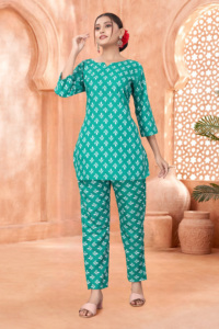 Ensemble coordonné élégant en rayonne Polly bleu menthe imprimé pour femme – Tenue décontractée deux pièces à col rond, coupe ample, pantalon assorti pour femme - Product Image 4