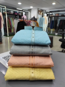 Kurta en soie pour hommes avec tissu en coton tissé boutons antiques disponibles en vente en ligne pour vêtements indiens et pakistanais - Product Image 4