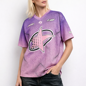 Venta al por mayor de camisetas de fútbol americano personalizadas para mujer con cuello en V, diseño gráfico de estrellas rosas, transpirables, de poliéster, ajuste holgado, suministro OEM a granel - Product Image 1