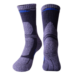 Calcetines deportivos de baloncesto al por mayor con logotipo OEM personalizado, calcetines de pareja con bordado alto, calcetines de skate de marca privada, negros lisos, de punto de élite. - Product Image 5