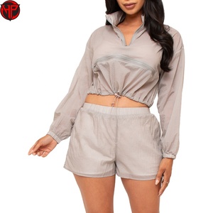 Ensemble décontracté deux pièces pour femme en coton 100 % écologique, comprenant un t-shirt court et un short ample à col rond avec poches – Idéal pour l'été - Product Image 1