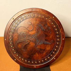 Escudo de Madera Estilo Vikingo Premium, Diseño Redondo Inspirado en la Cultura Nórdica para Accesorios de Disfraces y Decoración de Interiores - Product Image 1