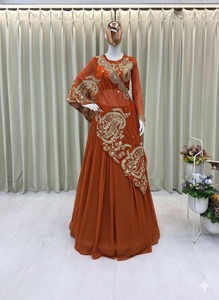 Conjunto de lehenga de diseñador para mujer de la mejor calidad con blusa estampada con mangas, chal bordado y falda fluida de georgette para boda - Product Image 2