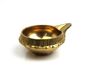 Lampe à huile traditionnelle indienne Kuber Diya en laiton poli, artisanat Nirmala, avec bordure embossée, pour la maison ou le bureau - Product Image 3