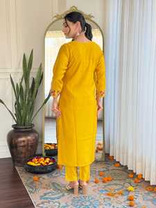ชุดคุर्ติผ้าไหมสีส้มทรงตรงสำหรับผู้หญิง พร้อมกางเกงขายาว ผ้าไหมแท้คุณภาพดี ผ้าคลุมไหล่พิมพ์ลายดิจิทัล - Product Image 2