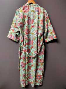 Bata tipo kimono de algodón con estampado floral verde menta – Estilo bohemio, larga, abierta por delante, con lazo en la cintura - Product Image 5