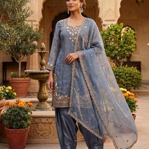 Conjunto de traje Farshi Palazzo de seda de diseñador con bordados elaborados y lentejuelas, es un atuendo étnico de primera calidad diseñado para usar en recepciones. - Product Image 6
