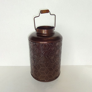 Farol de metal de bronce grande con patrón geométrico perforado y ranurado, cuerpo cilíndrico, asa de madera, centro de mesa - Product Image 1