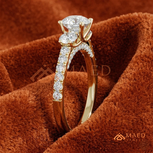 Elegante Anillo de Moissanita Redonda con Tríptico de Piedras Laterales y Tallo Pavé, Anillo de Compromiso de Oro Sólido de 18K para Ella, Anillo de Diamantes - Product Image 3
