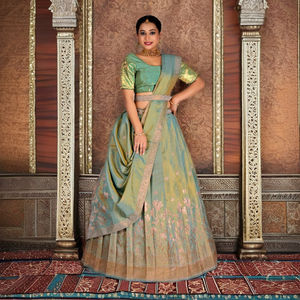 ชุดเลเฮนกาโชลีผ้าไหมบานาราซี พร้อมลวดลายดอกไม้ทอแบบประณีต กระโปรงทรงสวย เสื้อทรงหรูหรา และผ้าคลุมไหล่ที่ได้รับแรงบันดาลใจจากวัฒนธรรมดั้งเดิม - Product Image 3