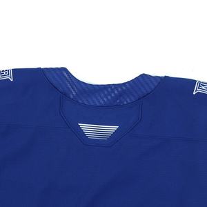 Uniforme de Hockey en Blanco con Bordado de Nombre y Número del Equipo, Estilo Jersey de Patinaje sobre Hielo, con Cordones y Rayas Azules - Product Image 4
