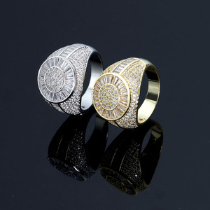 Bague Chevalière Ronde Soleil en Argent 925 avec Diamant de Laboratoire et Baguettes Serties – Bijou de Luxe Tendance pour Homme - Product Image 2