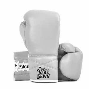 Gants de boxe Vibe cousus sur mesure avec logo OEM, gris clair, à lacets - Équipement professionnel d'entraînement pour sac de frappe lourd - Product Image 2