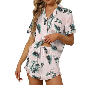 Ensemble de pyjama en satin pour femme, manches courtes, short imprimé vert, élégant, taille élastique, col rabattu, taille mi-haute, séchage rapide - Product Image 1