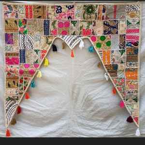 Tapiz Bandarwal Grande Hecho a Mano con Colores Vibrantes, Decoración Étnica Única para el Hogar, Decoración Festiva - Product Image 3