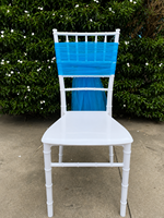 Chaises d'événementiel originales de couleur turquoise avec structure robuste et assise confortable pour événements et usage commercial
