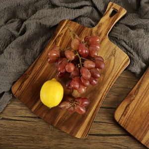 Planche à découper en bois naturel écologique avec poignée intégrée et trou de suspension, compatible lave-vaisselle pour la cuisine REHMAN CRAFT - Product Image 1