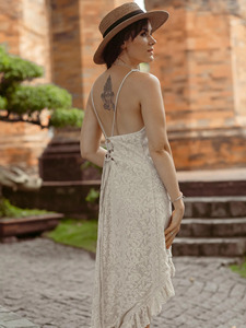 Robe asymétrique bohème chic en coton ivoire brodée à la main style Chikankari, avec ourlet à volants, décolleté en V profond et dentelle crochetée complexe - Product Image 2
