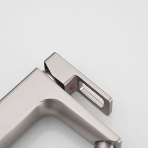 Rubinetto da bagno a foro singolo con finitura a manico singolo in nichel spazzolato Spot resiste per vasca e doccia - Product Image 6