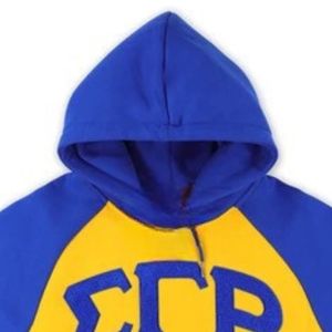 Sudadera con Capucha Azul Real Premium con Bordado Personalizado de Escudo y Diseño de Letras Griegas, Cálida, Informal, Estilo Universitario y Urbano - Product Image 3