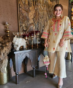 Conjunto coordinado de seda COSMOSS tradicional con espejo real y bordado de lentejuelas, blanco y rosa - Product Image 2