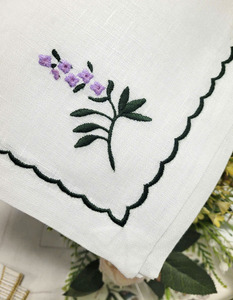 Serviettes en tissu personnalisées en gros, broderie de jolies fleurs violettes, serviettes de table en lin, durables pour la maison, les mariages et les événements - Product Image 3