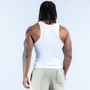 Camiseta sin mangas para hombre con logo personalizado OEM, tejido ligero de alta calidad, espalda cruzada y bajo curvo, ideal para gimnasio y ropa urbana. - Product Image 4