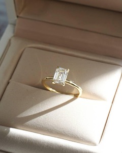 Anillo de Compromiso con Diamante Cultivado en Laboratorio, Corte Esmeralda, 2.0 Quilates, Certificado IGI, Oro 14K, Halo Oculto, Solitario - Product Image 4