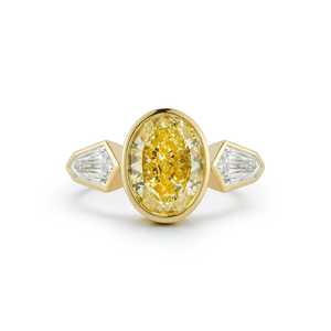 Bagues de fiançailles à trois pierres serties clos, avec pierres latérales fantaisie jaunes ovales en forme de cerf-volant, diamants de laboratoire, alliances de cocktail en or massif 14 carats - Product Image 5