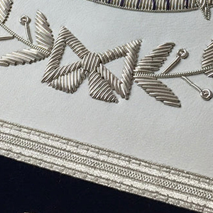 Nouvel Arrivage Tablier de Maître Maçon Loge Bleue en Toile Brodé à la Main Blanc avec Logo Personnalisé, Tissu Personnalisé, Pochette Papillon, Marque Personnalisée - Product Image 5