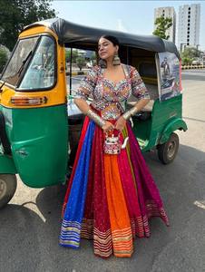 Lehenga de Algodón Muselina Pesado Completamente Cosido hasta el Suelo, Choli con Encaje Lampi de 8 Líneas y Trabajo de Espejos, Dupatta con Encaje de Monedas y Trabajo de Espejos Auténtico - Product Image 1